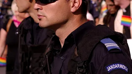 Jandarmeria imparte bilete gratuite liceenilor si bastoane violentilor