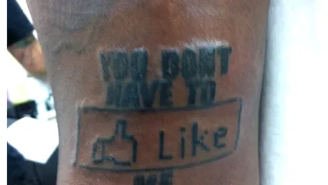Rapperul T-Pain si-a tatuat un buton de „Like” pe mana