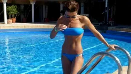 Carmen Brumă se răcorește la piscină (Poze)