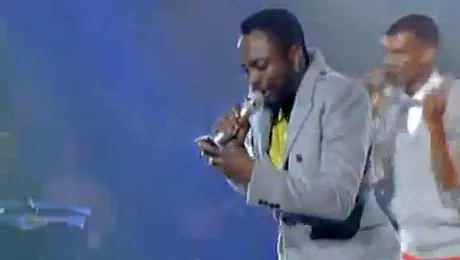 Rapper-ul will.i.am citeste versurile pieselor direct de pe telefon (Video)