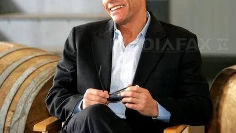 Jean-Claude Van Damme a cazut cu masina in apa