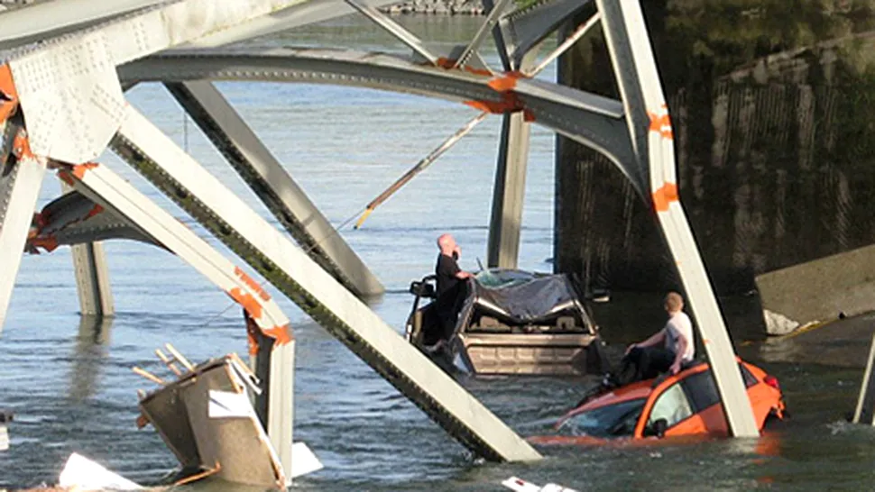Oameni și mașini au ajuns în apă după ce un pod din Washington s-a prăbușit (Poze)