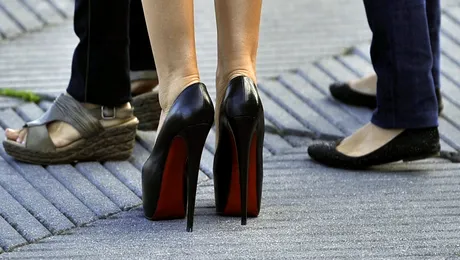 Femeile se simt mai inteligente dacă poartă tocuri