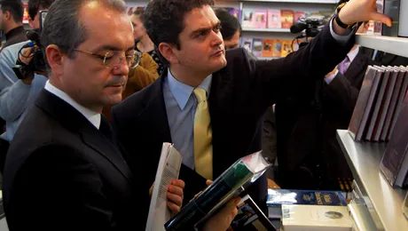 Subordonatii lui Boc castiga de 10 ori cat el!