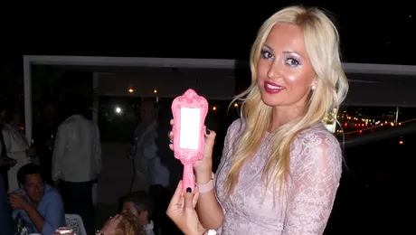 Trei torturi de ciocolată şi accesorii…”Barbie”! Raluca Zenga, o sărbătorită răsfăţată!