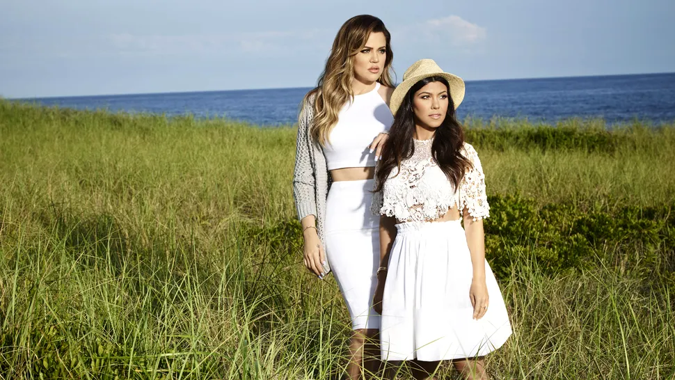 Noul reality-show “Kourtney and Khloé Take The Hamptons” are premiera mâine!