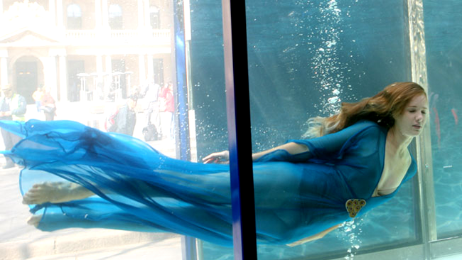 Prezentare de moda subacvatica