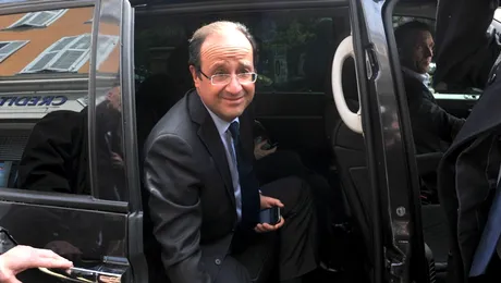 Hollande vrea să penalizeze financiar companiile mari care concediază angajați