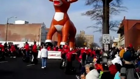 Renul Rudolf a explodat in toiul unei parade de Craciun (Video)