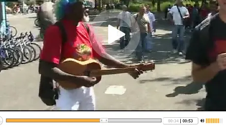 Asculta cum canta un american despre Romania! (Video)