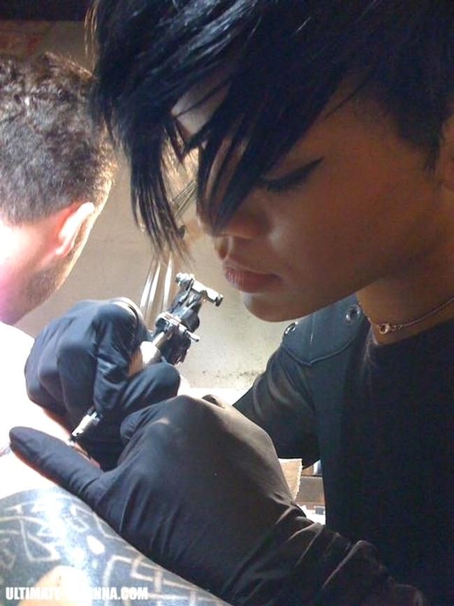 Rihanna a facut tatuaje ilegal