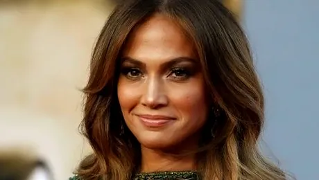 Jennifer Lopez, desemnata „femeia anului 2011” de revista Glamour