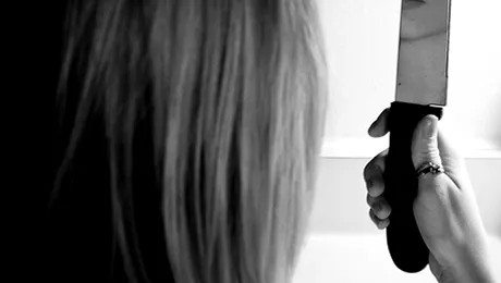 Si-a injunghiat prietenul pentru ca nu a lasat-o sa ii vada contul de Facebook