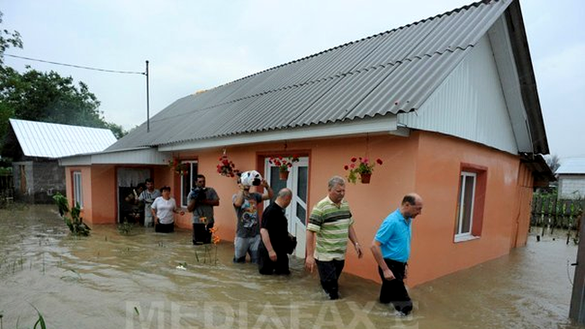 Presedintele Basescu i-a certat pe sinistrati, trupa Phoenix ii ajuta