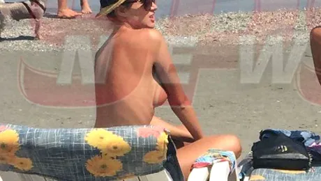 Până acum, nu a pozat aşa! O vedetă de la noi, surprinsă fără costum de baie