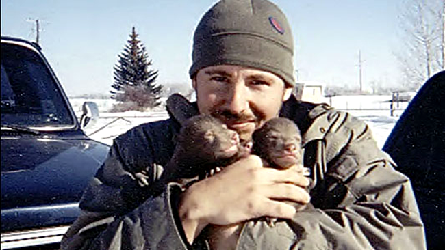 Anderson a adoptat acum 10 ani unul dintre cei doi frați nou-născuți