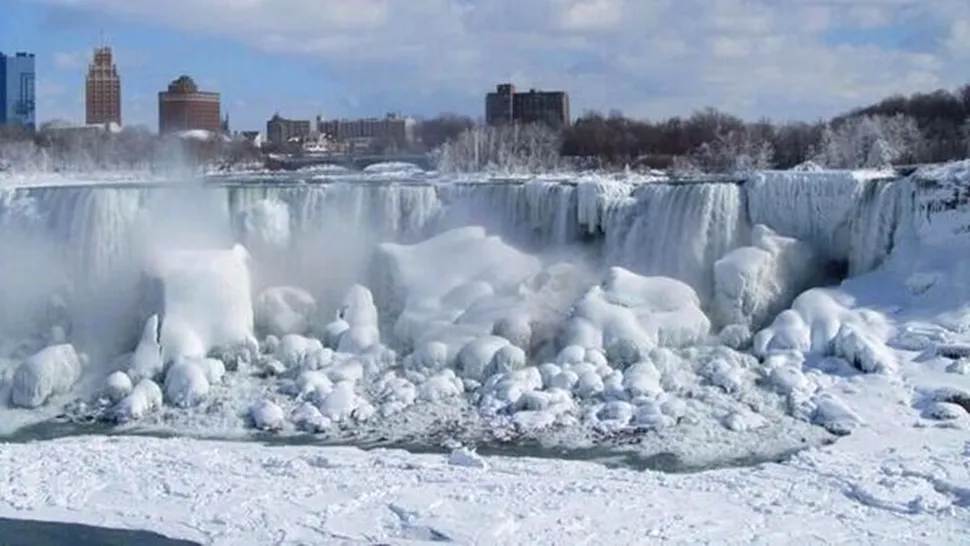 Cascada Niagara a înghețat