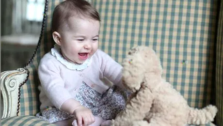 Mica prinţesă Charlotte, pozată de mama ei