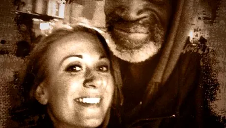 Gestul incredibil al unei tinere pentru un om fără adăpost face înconjurul lumii