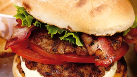 Și-a dislocat maxilarul după ce a mușcat dintr-un hamburger