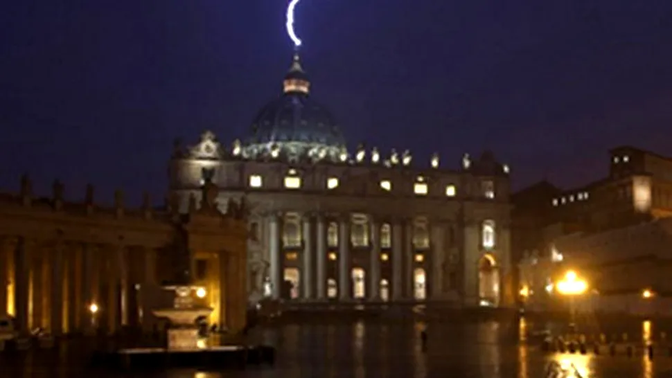FOTOGRAFIA ZILEI! Un fulger a lovit Bazilica Sfântul Petru, după demisia Papei Benedict