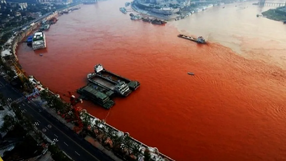 Fenomen în China: Apele unui fluviu au devenit roșii