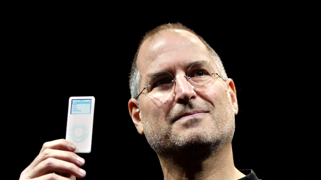 Steve Jobs tinand un iPod Nano