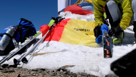 Premieră pentru România: Un salvamontist și un alpinist au urcat pe schiuri vârful Muztagh Ata (7.546 m), din Tibet