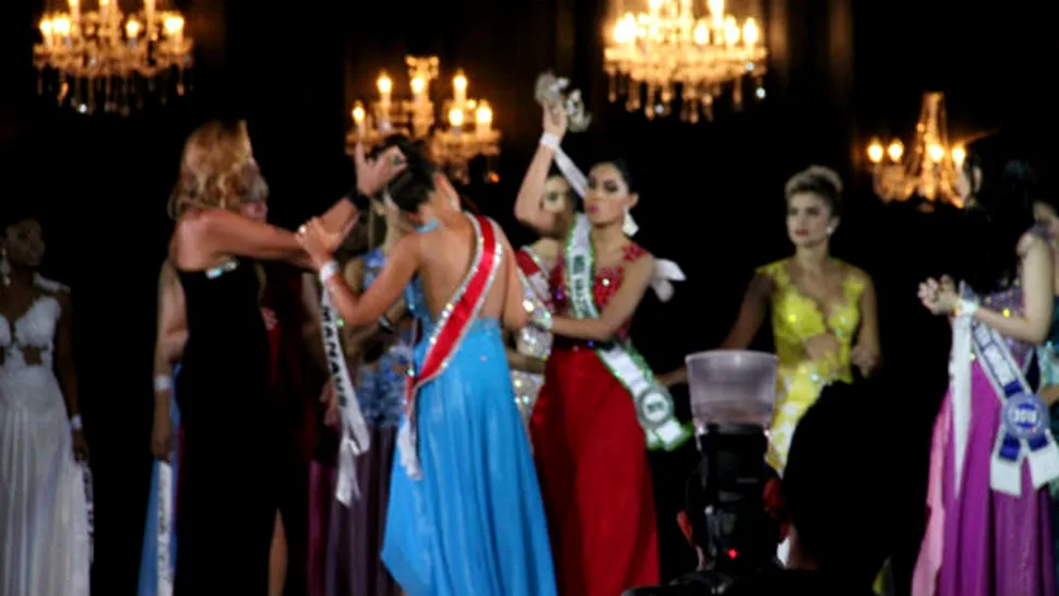 Miss Amazon 2015, cu scandal: O concurentă a smuls coroana învingătoarei! (VIDEO)