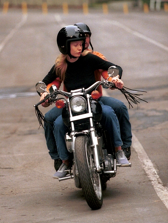Gwyneth în timp ce învăța cum să conducă o motocicletă
