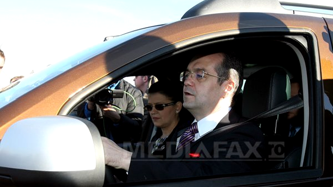 Premierul Emil Boc si ministrul Transporturilor, Anca Boagiu, testeaza cei 10 km din A3