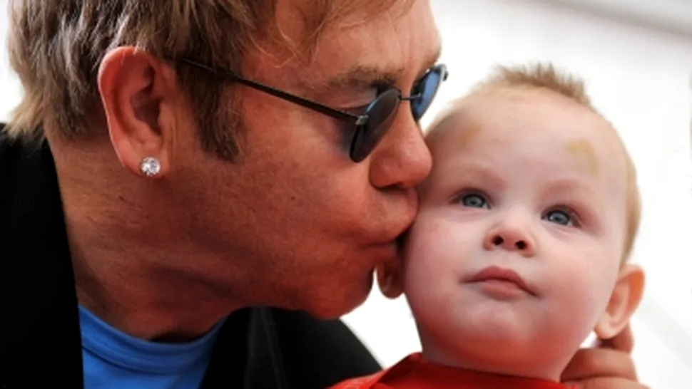 Elton John isi doreste un fiu ucrainean
