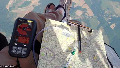 Jonathan Trappe a umflat 55 de baloane si a zburat cu ele (Poze)