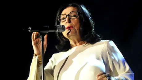 2250 de euro pentru o cinã în compania Nanei Mouskouri