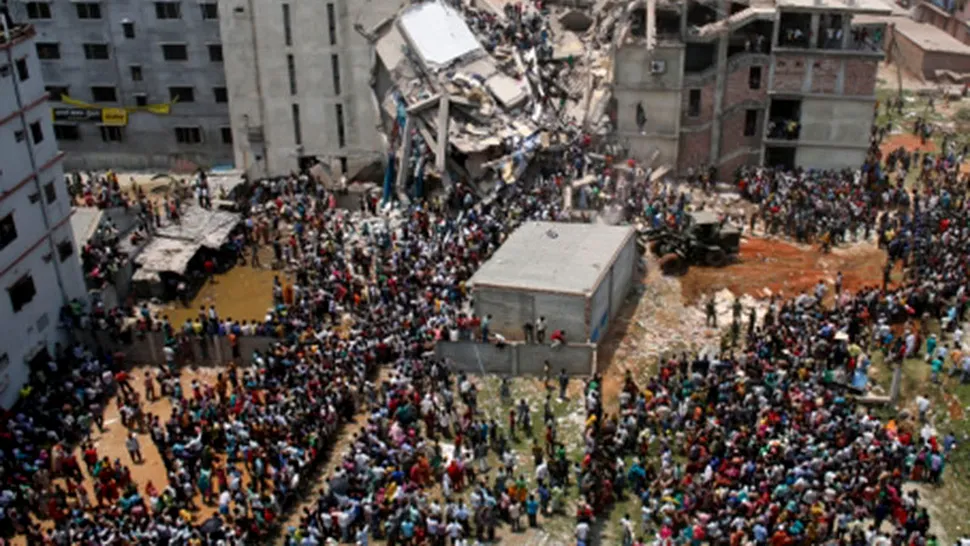O clădire cu opt etaje s-a prăbușit azi dimineață, în Bangladesh