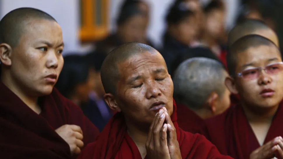 CLIPUL ZILEI: Călugării budiști care călătoresc cu avionul privat