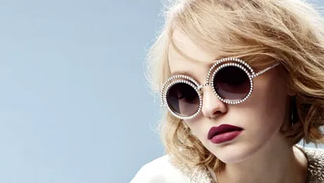 La 16 ani, fiica lui Johnny Depp e imaginea Chanel