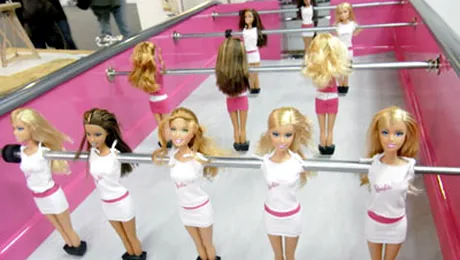 Papusile Barbie s-au apucat de fotbal (Poze)