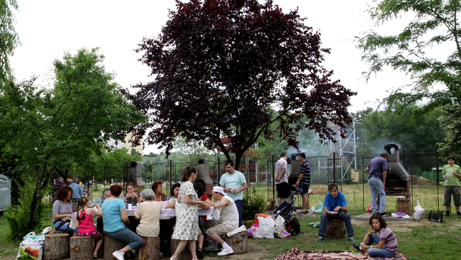 La gratarele din parcul de langa Palatul Copiilor vin familii intregi pentru un week-end reusit