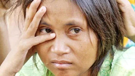 Femeia – animal nu a rezistat printre oameni! S-a intors in jungla