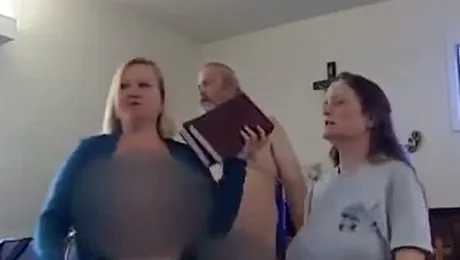 Ai frecventa o biserică unde enoriașii se roagă dezbrăcați?