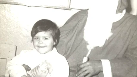 El este artistul care il astepta nerabdator pe Mos Craciun! Il recunoasteti?