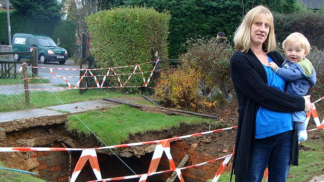 proprietara masinii, in fata casei