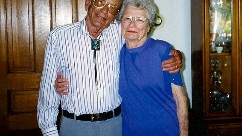 Doi soti casatoriti de 72 de ani au murit tinandu-se de maini