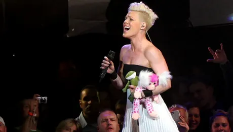 Pink, gest impresionant în timpul unui concert! VIDEO