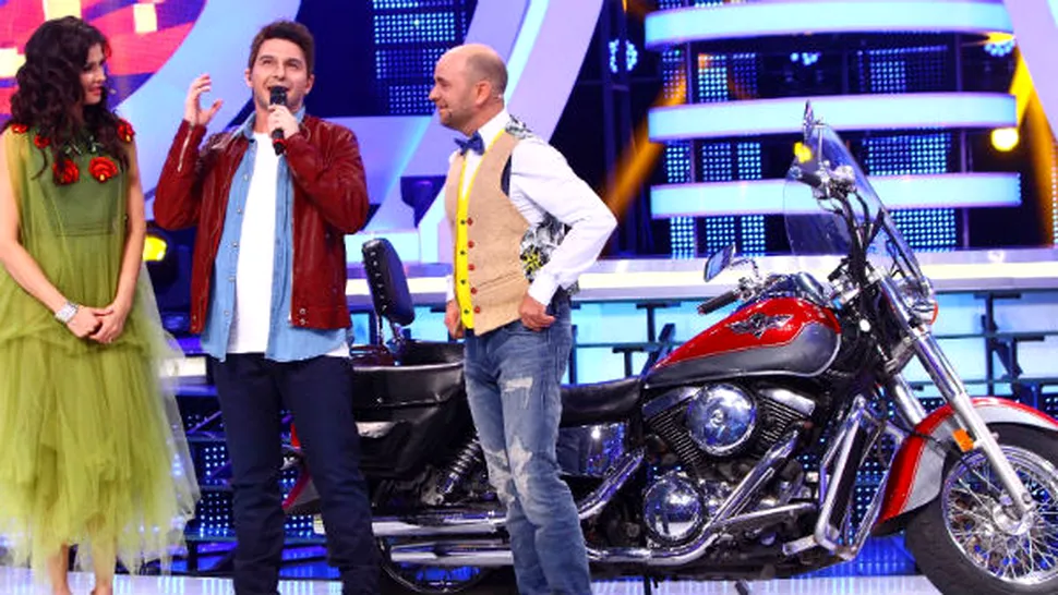 Alex Vasilache îşi aduce motocicleta, un Kawasaki Vulcan, pe scena de la “Te cunosc de undeva!”