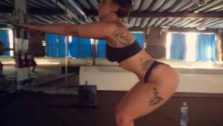 Ce cântăreaţa îi face concurenţă lui Kim Kardashian! Şi-a arătat posteriorul în toată splendoarea