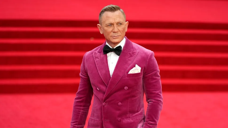 Daniel Craig a fost decorat de regina Elisabeta a II-a cu aceeaşi distincţie ca cea deţinută de agentul 007
