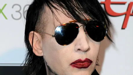 Ce a păţit rockerul Marilyn Manson într-un restaurant!