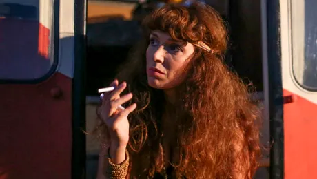 Alina Chivulescu este o mamă hippy în filmul #SELFIE